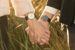 Couple holding hands picture material HD wallpaper