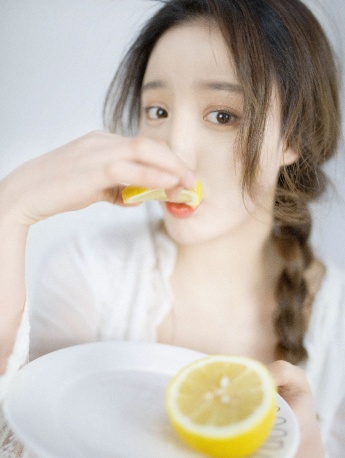 白淨性感美人低胸吊帶性感寫真