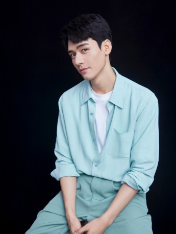 Gong Jun handsome pictures and photos in mint green suit