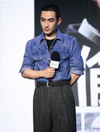 Photos of Zhu Yilong, a handsome man with simple style