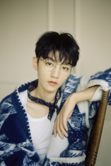 Wang Junkai's handsome and artistic photo with framed mirror