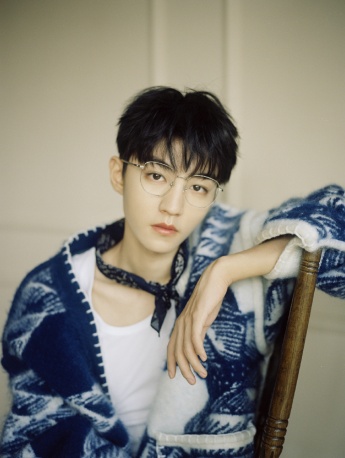 Wang Junkai's handsome and artistic photo with framed mirror