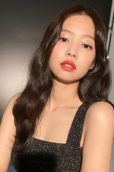 JENNIE hot red lips little black dress sexy pictures