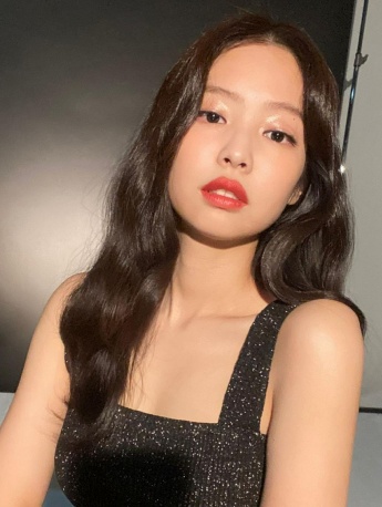 JENNIE热辣红唇小黑裙性感图片