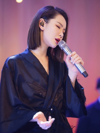 Qi Wei's sexy photo with shoulder-length short hair style in pajamas