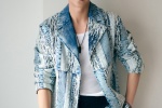 Han Geng handsome photo in denim patchwork suit