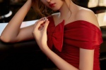 Guan Xiaotong sexy photo in red tail dress