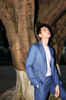 李现蓝色西服帅气图片写真