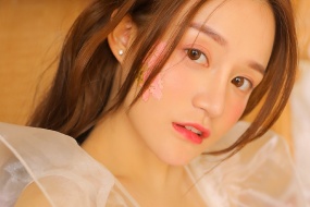 貌美如花的美女寫真桌麵壁紙