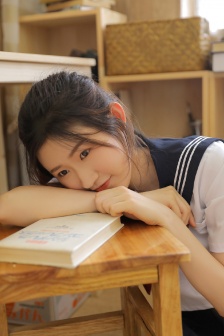 文艺美女大学生海军制服写真图片