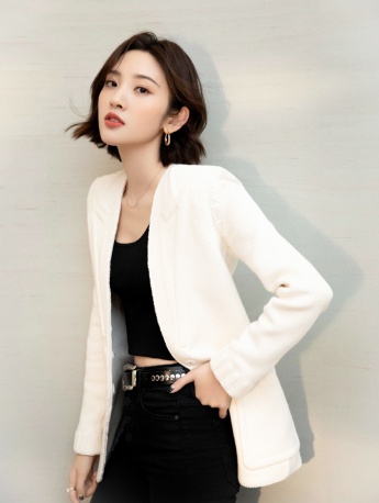 Tang Yixin white suit fashion photo pictures