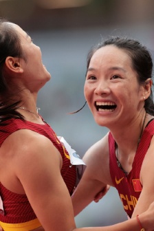 Ultra-clear photos of the women’s track and field 4×100m relay final scene