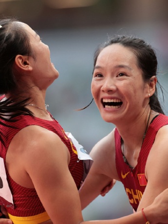 Ultra-clear photos of the women’s track and field 4×100m relay final scene