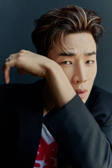 Liu Xianhua elegant and handsome photo in black suit