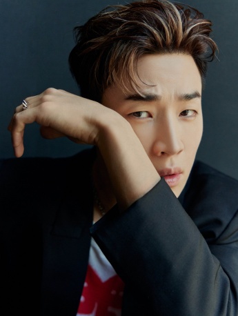 劉憲華黑色西裝優雅帥氣寫真