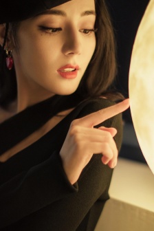 迪麗熱巴優雅宮廷風手機壁紙