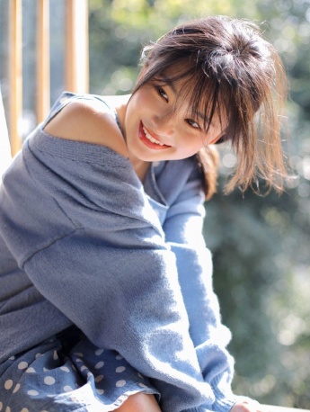 性感香肩美女模特唯美动人写真