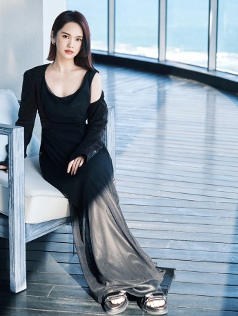 杨丞琳低胸黑裙性感写真图片