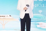 Wang Yibo's refreshing and handsome photo in white suit