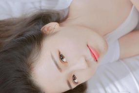 清新脫俗美女寫真桌麵壁紙圖片