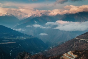 崇山峻岭的山峰美景壁纸