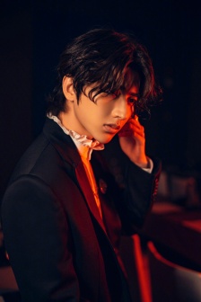 Cai Xukun's retro handsome photo in tuxedo