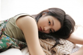 碎花裙美女性感写真桌面壁纸