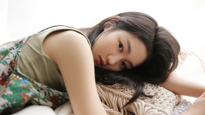 碎花裙美女性感写真桌面壁纸