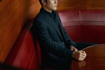 Handsome photo pictures of Han Dongjun in retro striped suit