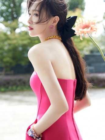 Tang Yan sexy photo in pink tube top dress