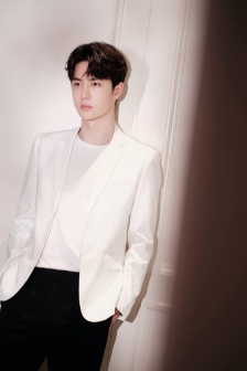 Wang Yibo's refreshing and handsome photo in white suit