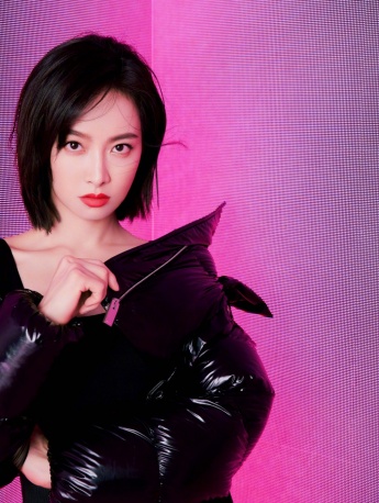 Song Qian sexy long legs photo pictures in hip-hugging skirt