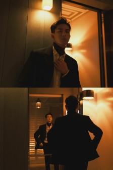 李现印花高领毛衣帅气写真