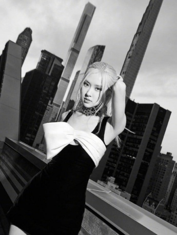 ROSÉ social ins update activity chart