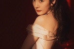 Yang Mi's elegant and sexy photo mobile wallpaper with curly hair and big waves