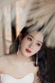 Zhao Liying sexy sexy photo in white tube top gauze skirt