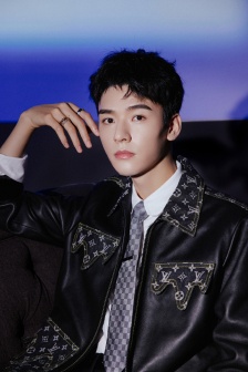 Gong Jun handsome photo in leather jacket