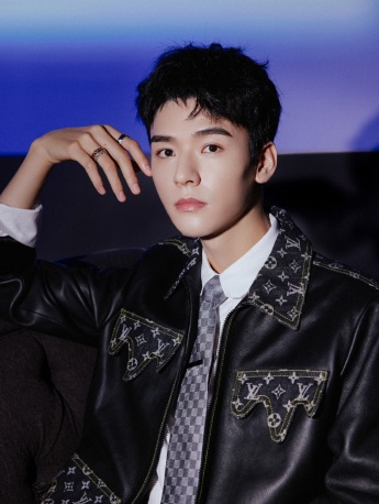 Gong Jun handsome photo in leather jacket