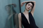 Fu Jing's charming and sexy photo of deep V jumpsuit