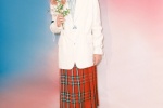 Photos of Huang Minghao looking handsome in plaid red skirt