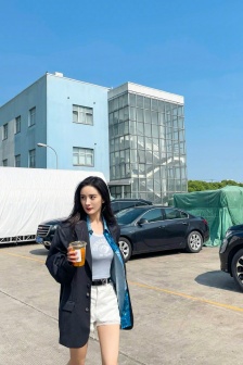 杨幂黑色西装初秋穿搭照片