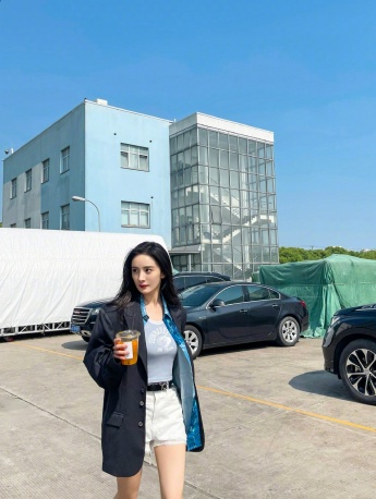 Yang Mi's black suit early autumn outfit photos
