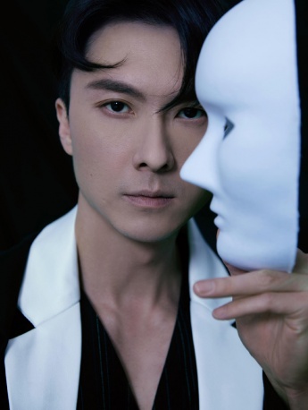 王浩信黑白拼色西装帅气写真