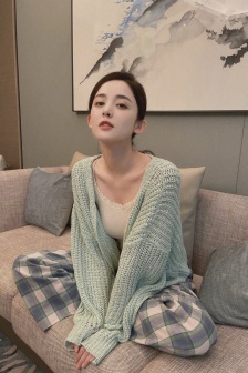 Guli Nazha's green cardigan home selfie picture