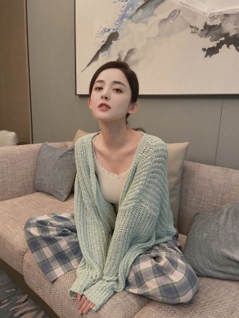 Guli Nazha's green cardigan home selfie picture
