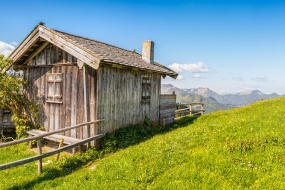 大山里的木房屋图片桌面壁纸