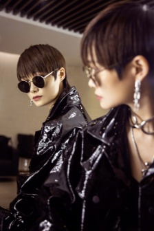 Li Yuchun fashionable and sexy photo in all black style