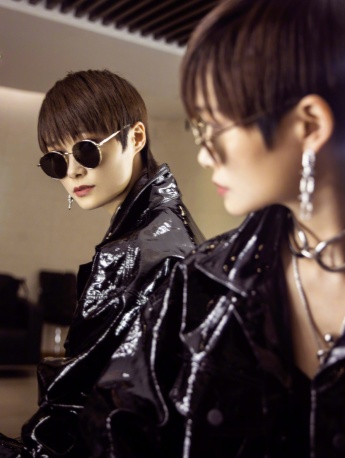 李宇春全黑造型时尚性感写真