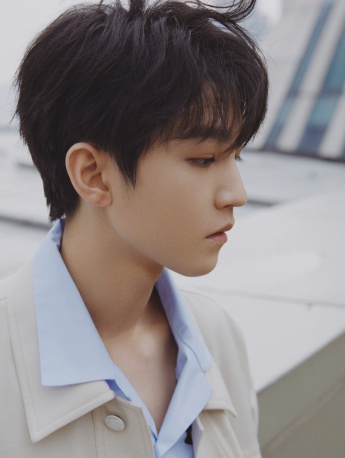 Wang Junkai's handsome pictures and photos in white work clothes