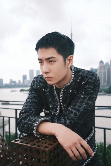 Wang Yibo handsome photo in black sequin embroidered jacket
